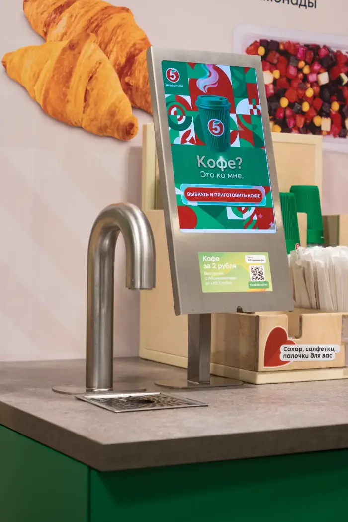 Кран X-TAP и вертикальный экран заказа на столешнице кофейной зоны магазина
